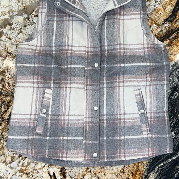 NWT Francesca's Harper Heritage Grey, Pink & Ivory Buffalo Plaid/Sherpa Vest - Picture 4 of 8